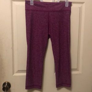 Under Armour capri leggings with hidden pocket rarely worn great condition